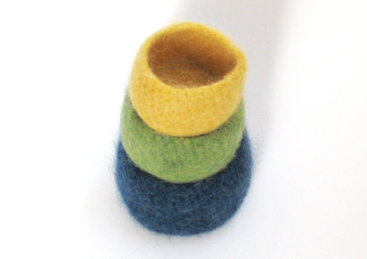 Felted bowls - Lopi family - Block colors - Green, yellow and blue 